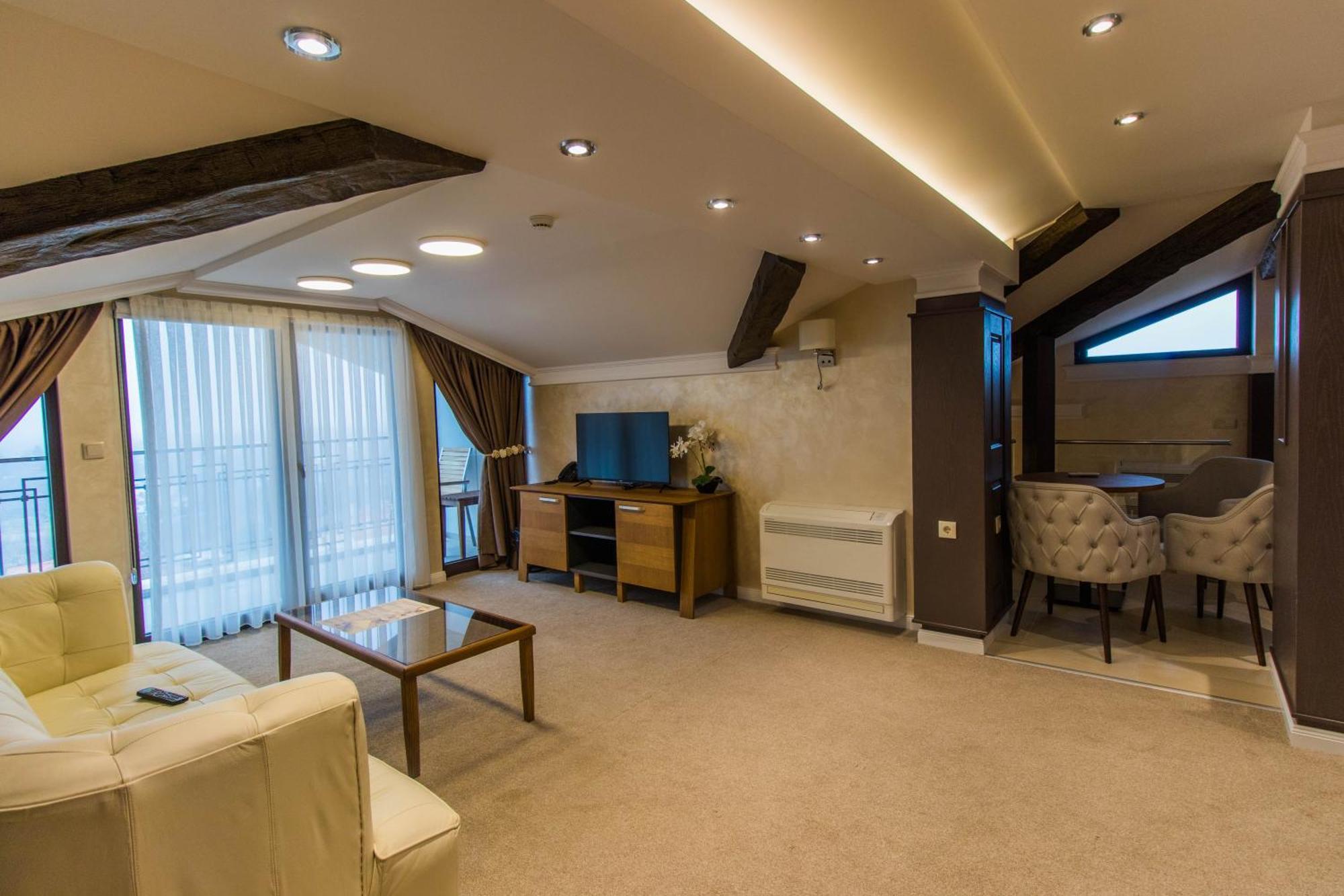Hotel Bohemi Хасково Екстериор снимка