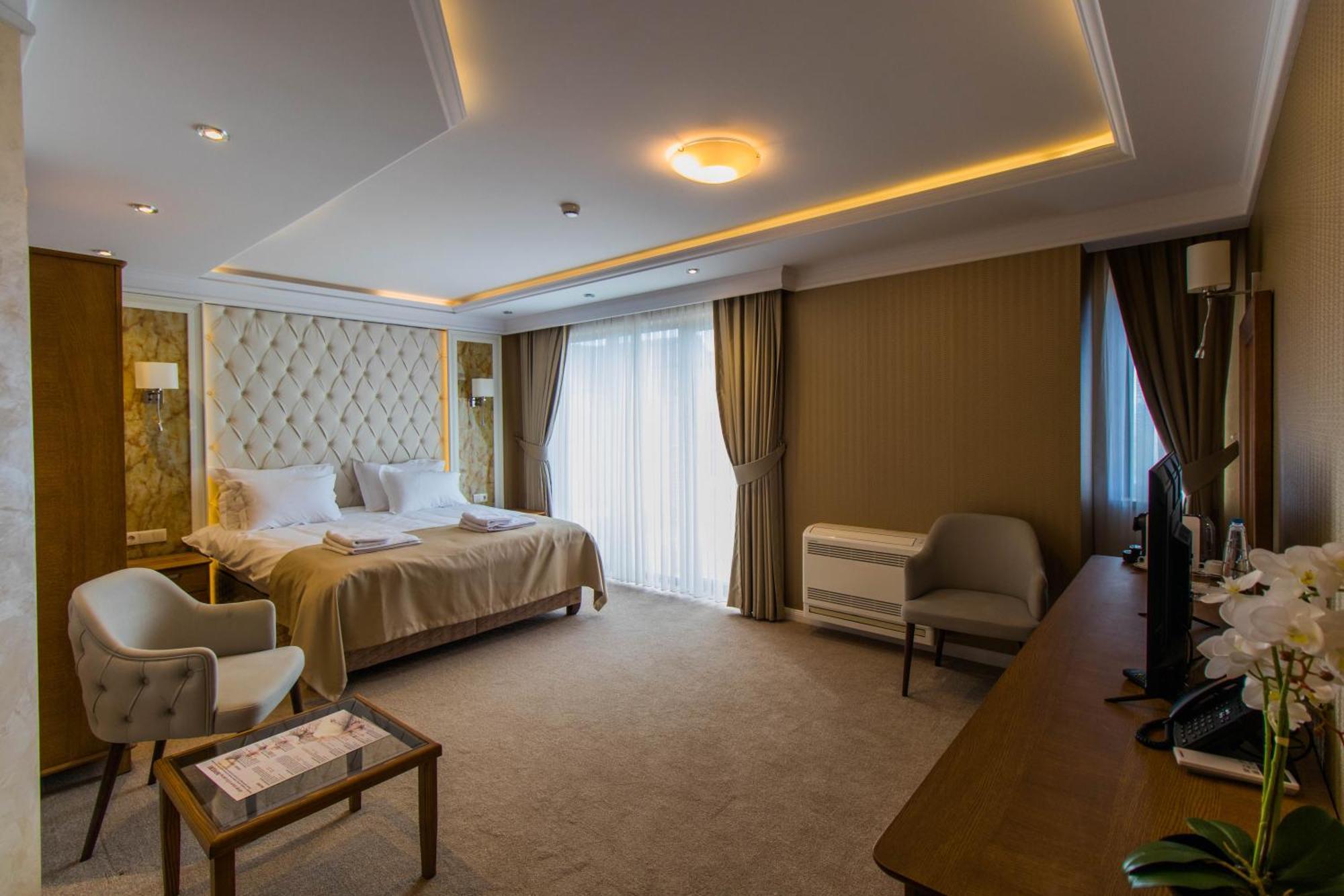 Hotel Bohemi Хасково Екстериор снимка