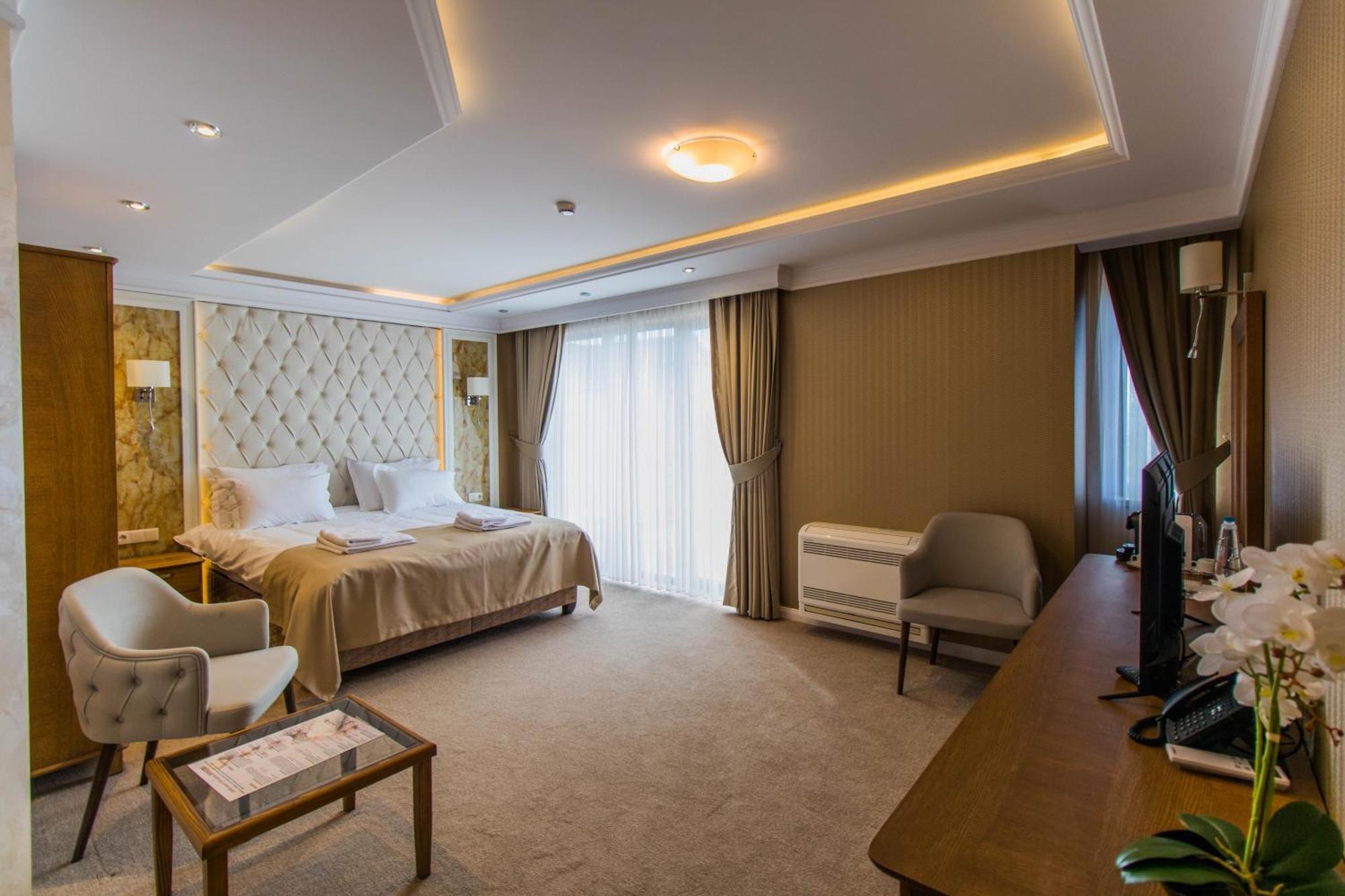 Hotel Bohemi Хасково Екстериор снимка