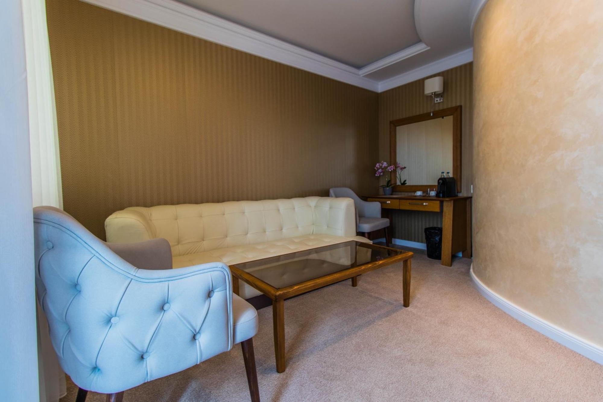 Hotel Bohemi Хасково Екстериор снимка